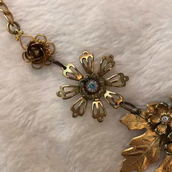 Gold necklace of flowers and leaves. - Picture 6 of 8